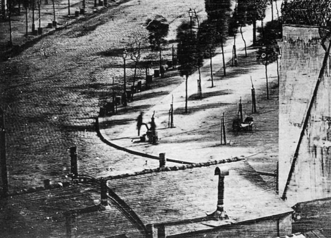 L'Ironie Figée : "L'homme cirant ses chaussures" - Une Perle d'Humour dans l'Histoire de la Photographie